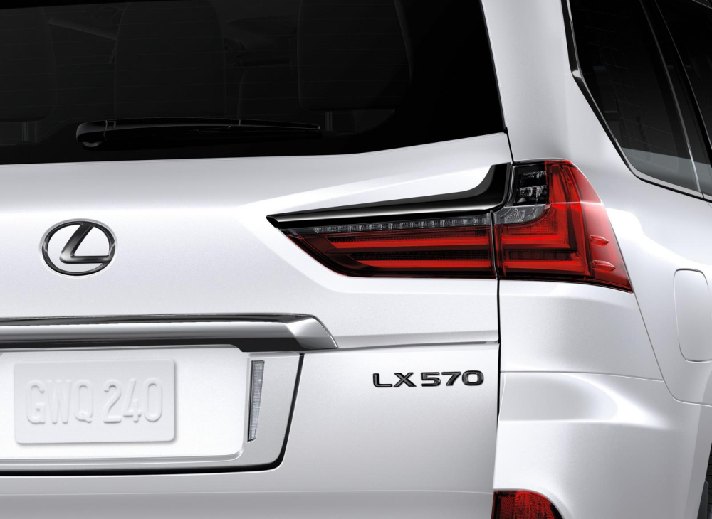 Logo xe cũng được sơn màu đen Logo xe cũng được sơn màu đen