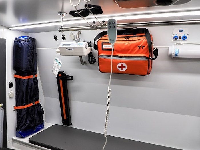 Shaman Ambulance có trang bị đủ các dụng cụ y tế thiết yếu Shaman Ambulance có trang bị đủ các dụng cụ y tế thiết yếu