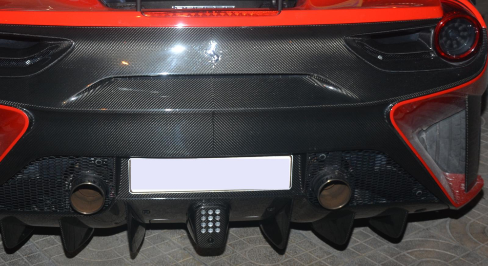 Có thể sẽ ít chủ siêu xe nào nghĩ đến ghép một lúc 2 bản độ của hai hãng khác nhau lên một chiếc siêu xe như Ferrari 488 GTB. Sự kết hợp này mang đến cái nhìn lạ mắt và còn độc nhất châu Á cho một chiếc Ferrari 488 GTB tại Sài thành.