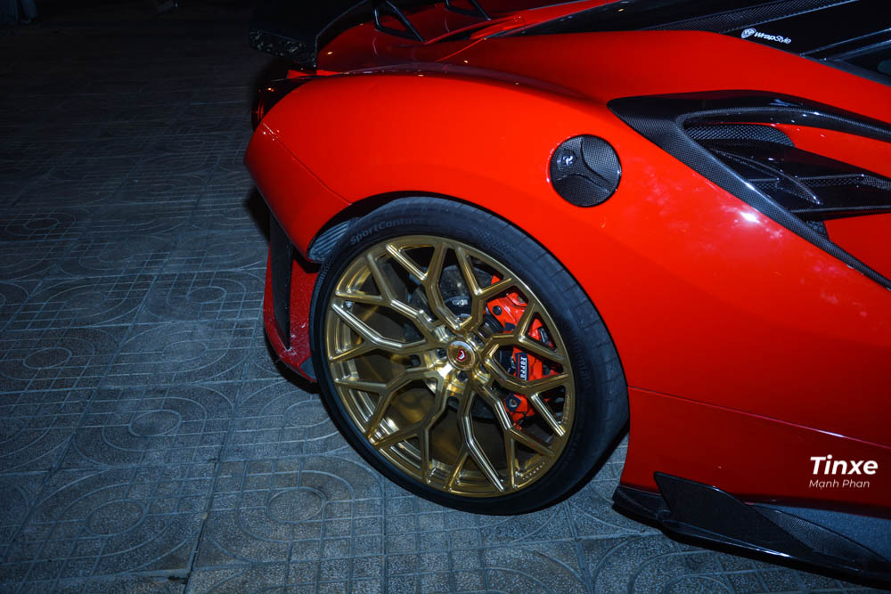 Ngoài việc lột xác lại ngoại hình cho siêu xe Ferrari 488 GTB mang 2 gói độ Siracusa 4XX đến từ Mansory và bản độ FPlus Corsa của Pogea Racing, chủ nhân của xe đã nâng cấp lại bộ mâm mới của hãng độ Vossen với thiết kế đa chấu mang mã HF-2.