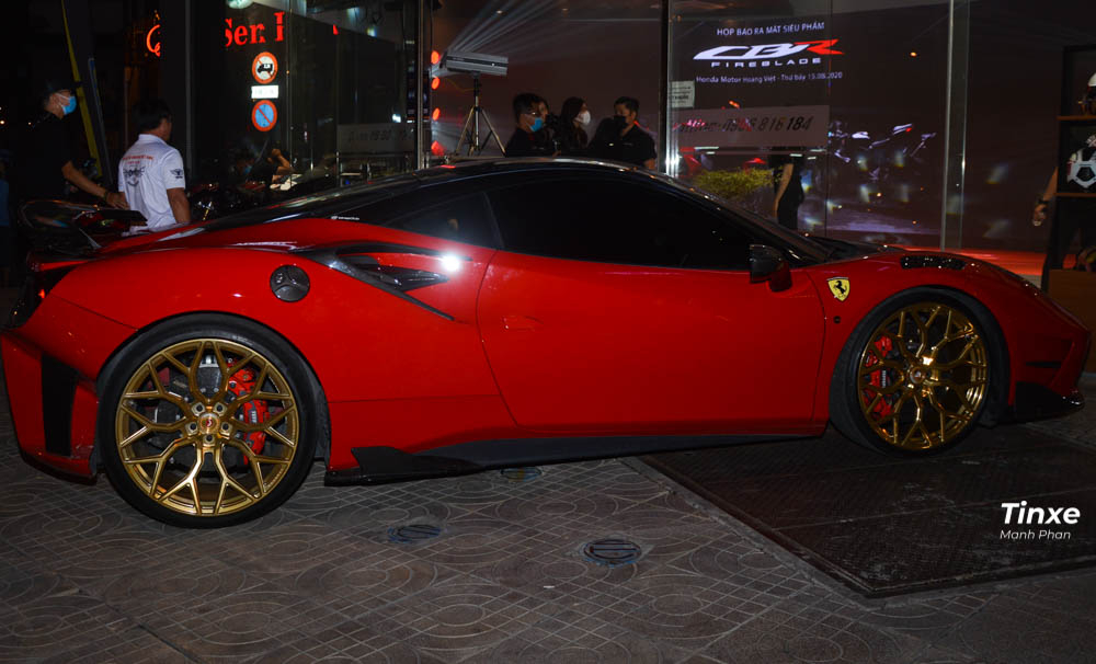 Có hơn 13 chiếc siêu xe Ferrari 488 GTB đang lăn bánh tại dải đất hình chữ S và có hơn phân nửa trong số đó mang trên mình các gói độ body kit rất đẹp mắt. Tuy nhiên để nói về độ độc không chỉ ở trong nước mà còn lan ra ngoài khối Asean hay thậm chí là châu Á chỉ có duy nhất một chiếc Ferrari 488 GTB đáp ứng yếu tố này.