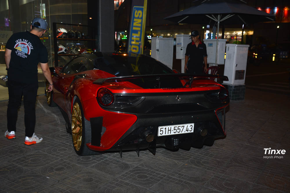 Thông thường các siêu xe sẽ mang gói độ chết của một hãng, chẳng hạn như Ferrari 488 GTB độ Misha Design độc nhất Việt Nam, một chiếc Ferrari 488 GTB nâng cấp lên bản độ Liberty Walk... Nhưng rất hiếm để nhìn thấy một chiếc Ferrari 488 GTB lại sở hữu đến hai bản độ khác nhau.