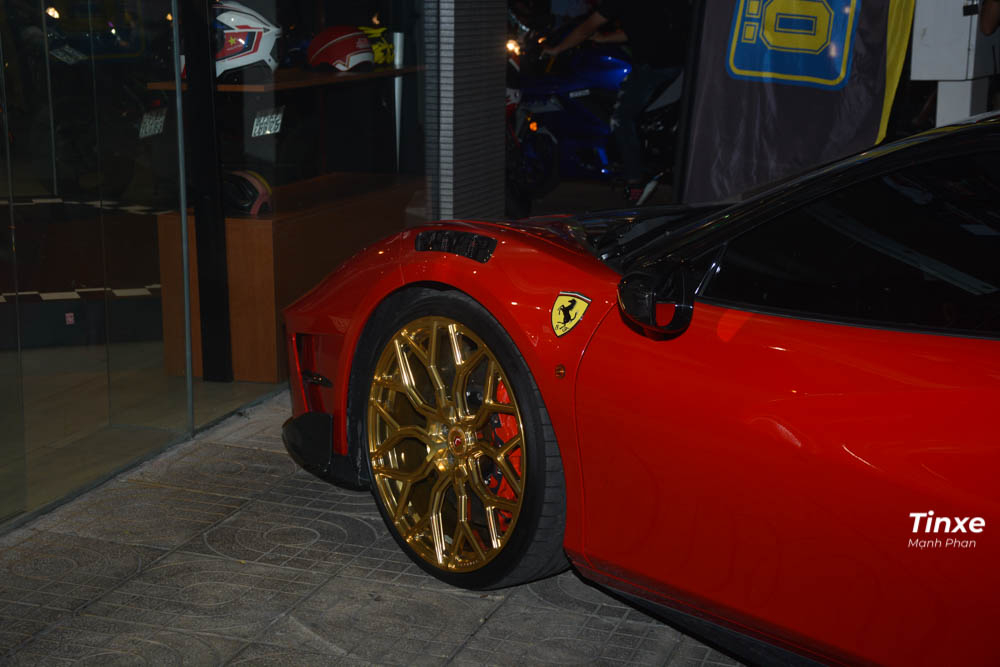 Một thú vị là cả 2 bản độ Siracusa 4XX của Mansory và FPlus Corsa của Pogea Racing đều có thông nòng lại động cơ. Nhưng chiếc siêu xe Ferrari 488 GTB màu đỏ khi kết hợp độ body kit của 2 phù thuỷ này đã bỏ qua việc độ lại động cơ. Thay vào đó, chủ nhân của xe chỉ nâng cấp lại hệ thống ống xả mới của IPE hứa hẹn sẽ mang đến âm thanh ấn tượng hơn so với hệ thống ống xả tiêu chuẩn của Ferrari 488 GTB.