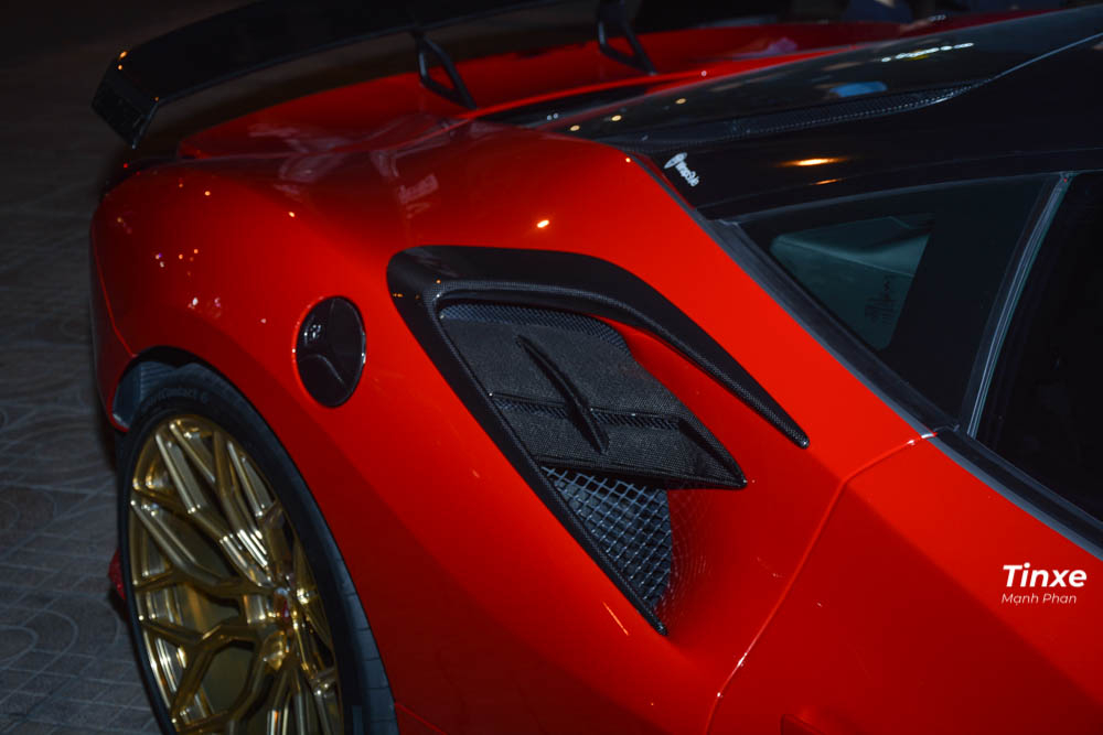 Phần hốc gió bên hông của siêu xe Ferrari 488 GTB nguyên bản đã được hãng độ Mansory thiết kế lại và tạo ra hốc gió rất cá tính cho bản độ Siracusa 4XX.