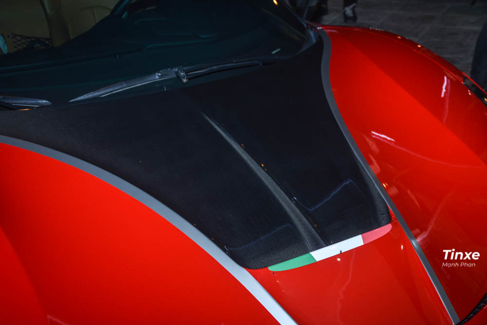 Tiếp đến là nắp capô mới thiết kế cá tính với một điểm nhấn là hốc gió mới bằng carbon gần kính chắn gió phía trước cùng đường gân nổi rất đẹp mắt. Ngay phía dưới là Quốc kỳ Ý.