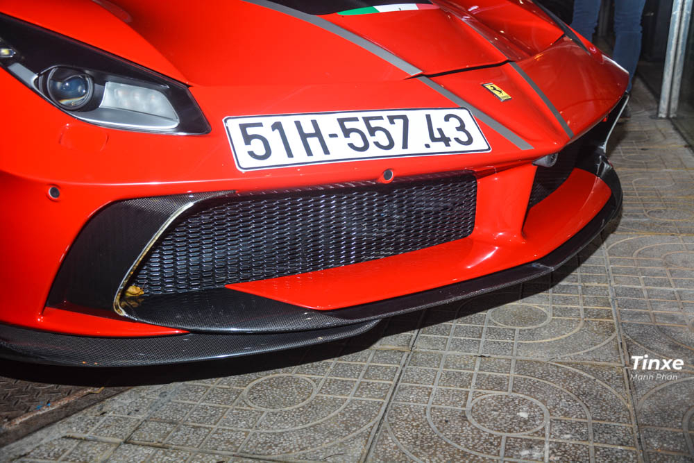 Nhìn từ phía trực diện đầu xe Ferrari 488 GTB màu đỏ tại Sài thành, nhiều người có thể lầm tưởng đây là 1 bản độ hoàn chỉnh Siracusa 4XX đến từ Mansory. Ở diện mạo mặt tiền, hãng độ đến từ Đức mang đến cho xe cản va trước mở rộng và trang bị thêm một cánh lướt gió cỡ lớn bằng sợi carbon hầm hố cùng các tấm ốp hốc gió cũng bằng sợi carbon.
