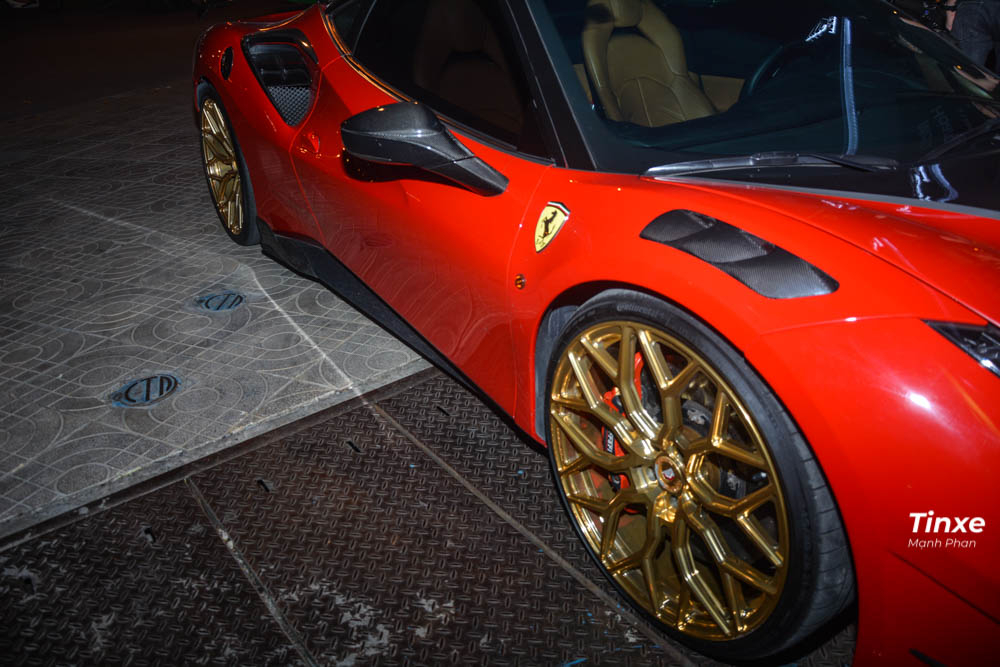 Vòng ra bên hông xe, dễ dàng nhận thấy sợi carbon xuất hiện ở hốc gió bên hông khá cá tính, ngoài ra, bản độ Mansory trên siêu xe Ferrari 488 GTB này còn nhận thêm một cánh lướt gió mới khổng lồ cũng bằng sợi carbon siêu nhẹ. Cuối cùng là vỏ gương bọc sợi carbon.