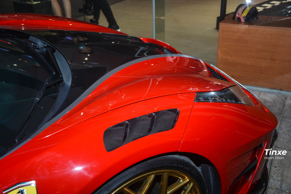 Phía trên chắn bùn của bánh xe trước xuất hiện thêm 2 hốc gió mới với điểm nhấn là sợi carbon. Hai bên mép hốc gió trước còn được Mansory trang trí thêm các ốp bằng sợi carbon bắt mắt cho siêu xe Ferrari 488 GTB. Hai bên đầu xe còn được thiết kế thêm các khe hốc gió mới và trang bị một thanh nẹp bằng sợi carbon. 