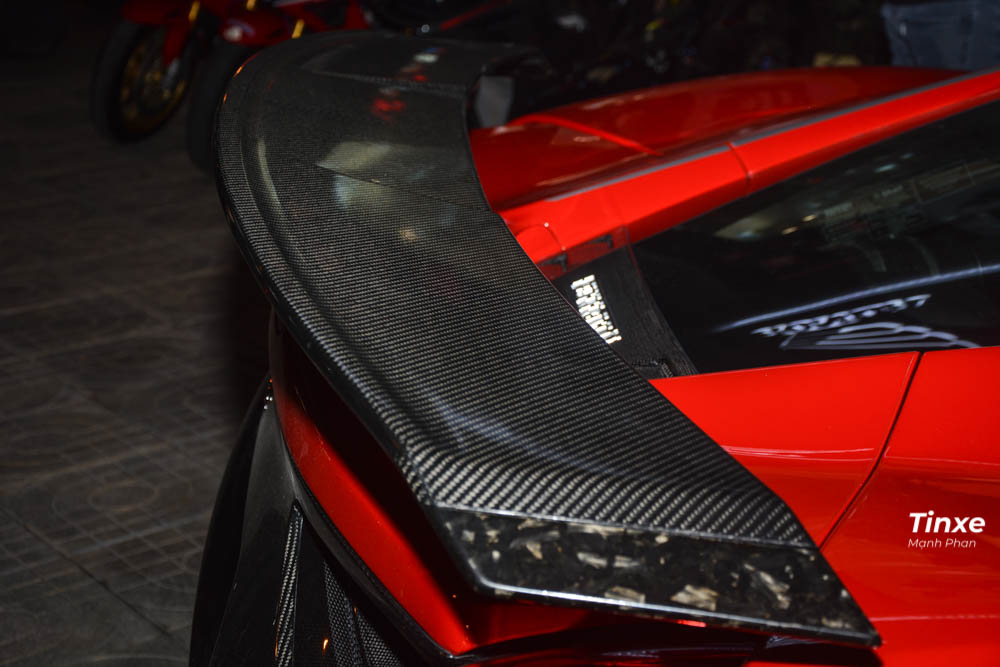 Cuối cùng là cánh lướt gió khủng phía sau bằng sợi carbon sẽ giúp xe ép sát xuống mặt đường khi chạy tốc độ cao cũng như đảm nhận tính khí động học và thẩm mỹ tốt hơn cho siêu ngựa này. Đây cũng là chiếc siêu xe Ferrari 488 GTB đầu tiên tại Việt Nam có 2 hãng độ chung sức phát triển ra 1 sản phẩm.