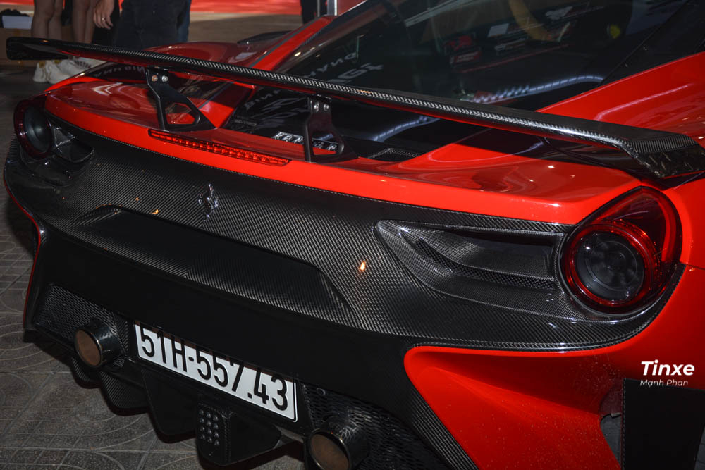 Ở phần đuôi xe Ferrari 488 GTB, Pogea Racing đã tháo bỏ đi toàn bộ dàn áo đuôi xe ra và thay vào độ là bộ kit được đo ni đóng giày cho siêu xe độ này bằng sợi carbon. Điểm nhấn của bản độ này chính là việc các khe hốc gió 2 bên hông trần trụi lộ rõ cả phần bánh xe rất cá tính.