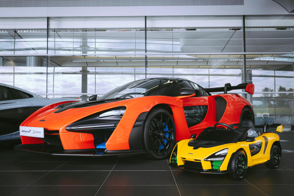 McLaren Senna đồ chơi đứng cạnh xe thật McLaren Senna đồ chơi đứng cạnh xe thật