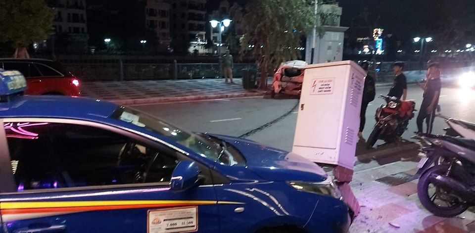 Chiếc xe taxi tông đổ một trụ điện trên vỉa hè Chiếc xe taxi tông đổ một trụ điện trên vỉa hè