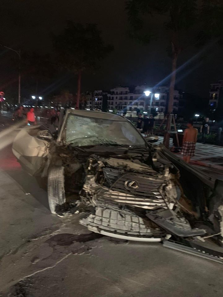 Chiếc xe sang Lexus tại hiện trường vụ tai nạn liên hoàn Chiếc xe sang Lexus tại hiện trường vụ tai nạn liên hoàn