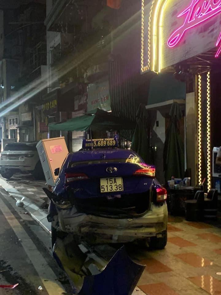 Chiếc taxi bị hư hỏng nặng Chiếc taxi bị hư hỏng nặng