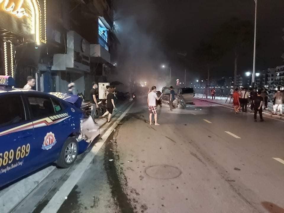Cả 4 chiếc ô tô đều bị hư hỏng nặng sau vụ tai nạn Cả 4 chiếc ô tô đều bị hư hỏng nặng sau vụ tai nạn