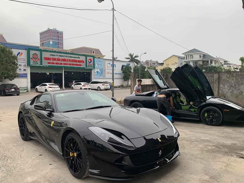 Ferrari 812 Superfast đen