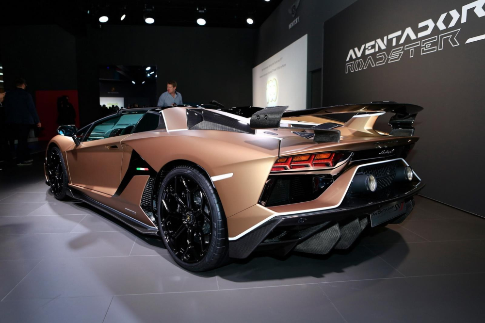 Thiết kế của Lamborghini Aventador SVJ Roadster nhìn từ đuôi xe Thiết kế của Lamborghini Aventador SVJ Roadster nhìn từ đuôi xe