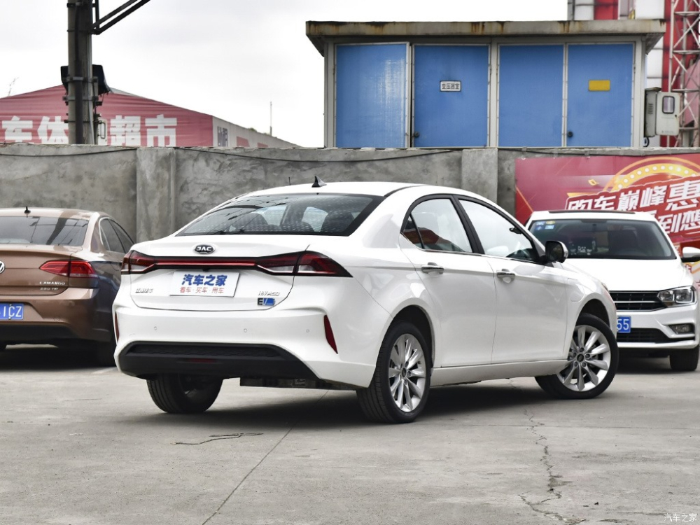 Phía đuôi JAC iEVA5 trông ấn tượng hơn phía đầu Phía đuôi JAC iEVA5 trông ấn tượng hơn phía đầu
