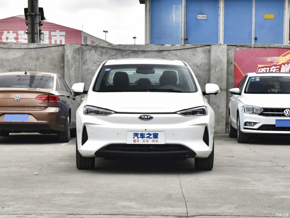 Đầu xe không hề có lưới tản nhiệt truyền thống Đầu xe không hề có lưới tản nhiệt truyền thống