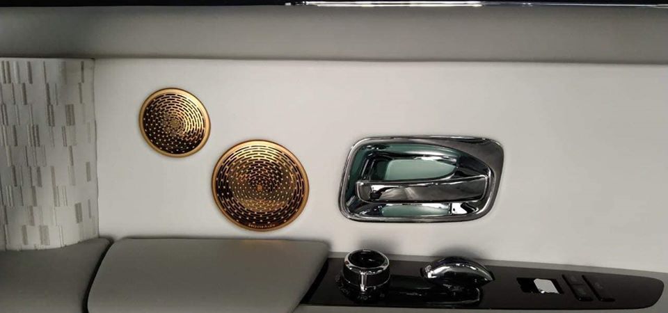 Nhiều chi tiết khoang lái được mạ vàng 24k Nhiều chi tiết khoang lái được mạ vàng 24k