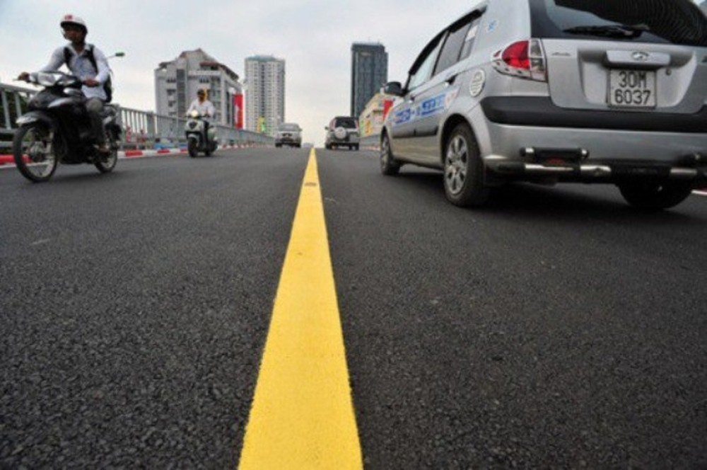 Đè vạch, vượt vạch liền với xe máy có bị xử phạt hay không?