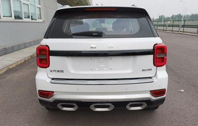 Phía sau của Beijing Off Road BJ30 có tới 3 vị trí ống xả và những cụm đèn vuông vức Phía sau của Beijing Off Road BJ30 có tới 3 vị trí ống xả và những cụm đèn vuông vức