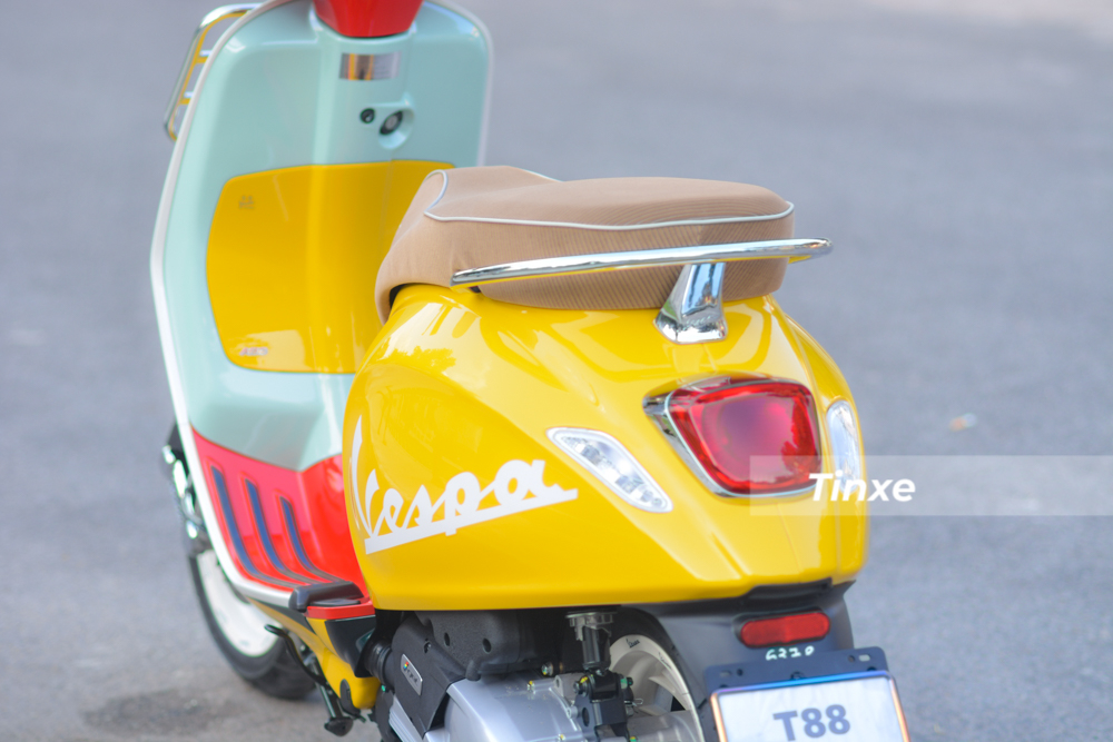 Vespa Primavera Sean Wotherspoon