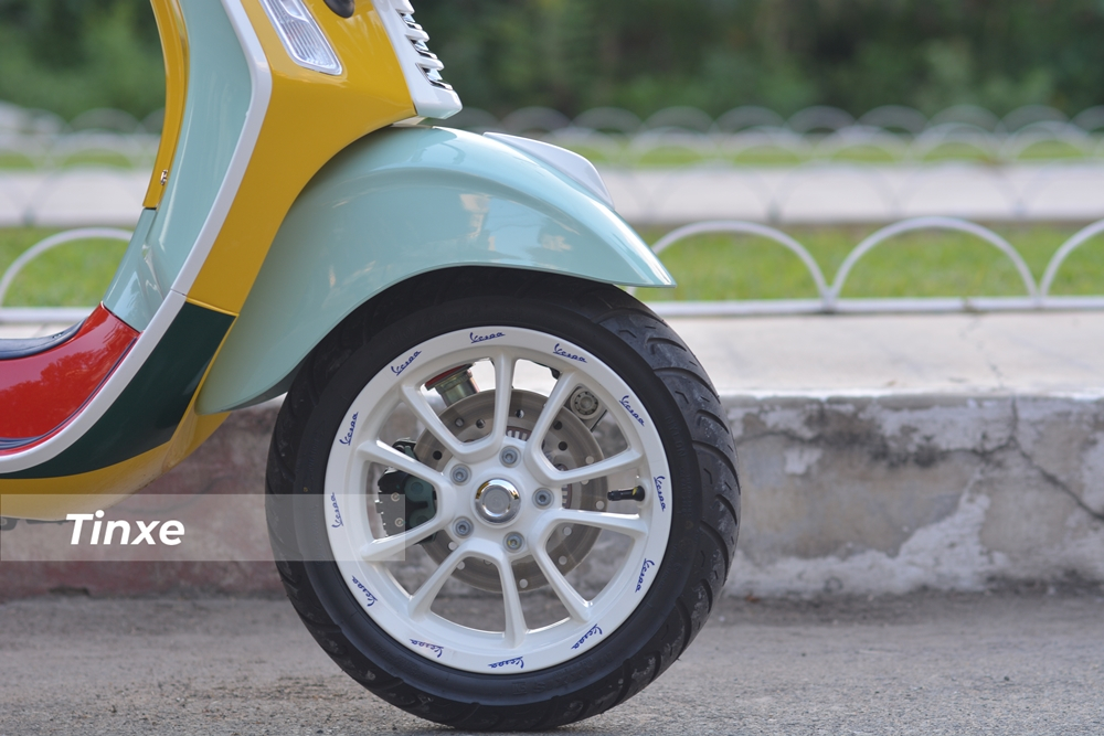 Vespa Primavera Sean Wotherspoon
