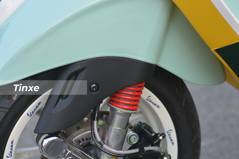 Vespa Primavera Sean Wotherspoon