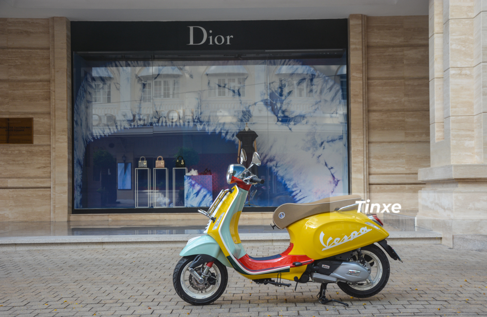 Vespa Primavera Sean Wotherspoon