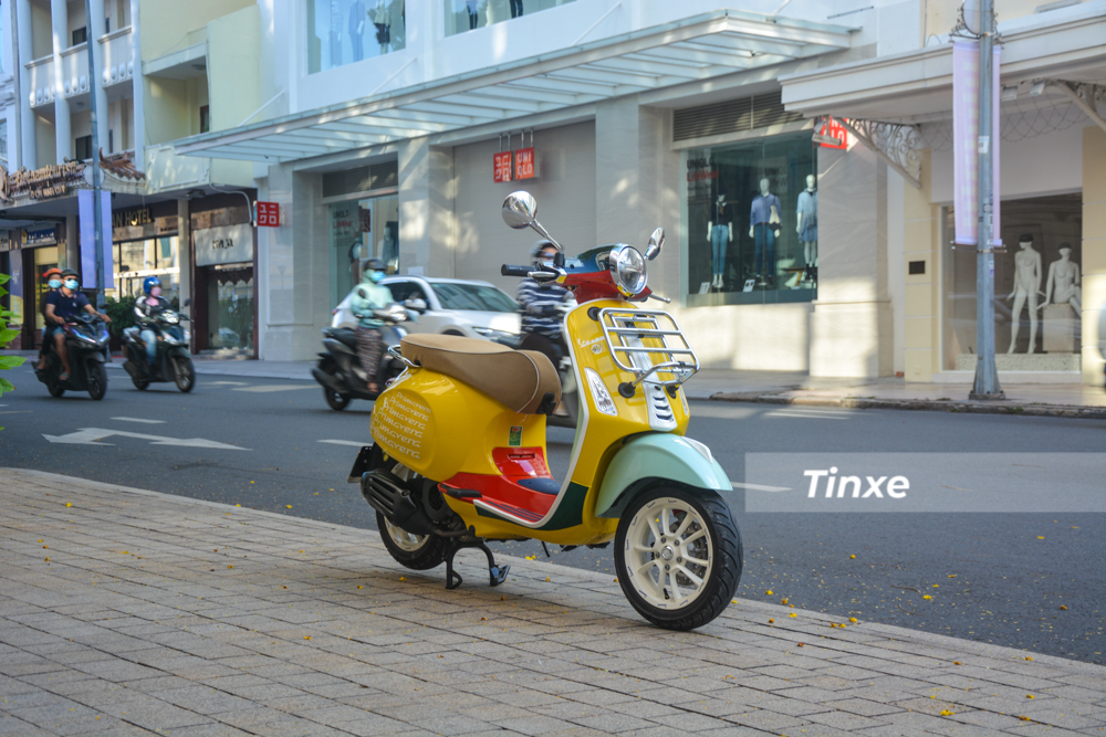 Vespa Primavera Sean Wotherspoon
