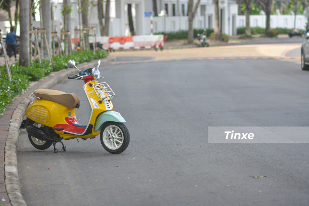 Vespa Primavera Sean Wotherspoon