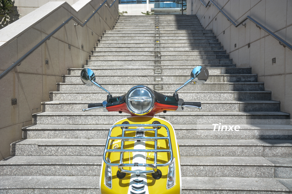Vespa Primavera Sean Wotherspoon