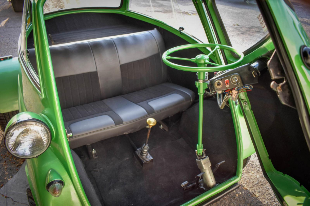 Nội thất của chiếc BMW Isetta 1957 độ hệ truyền động Volkswagen Nội thất của chiếc BMW Isetta 1957 độ hệ truyền động Volkswagen