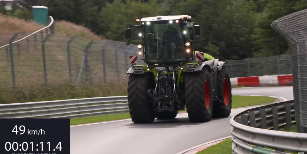 Nặng gần 17,5 tấn, Claas Xerion 5000 VC có thể đạt tốc độ tối đa khoảng 50 km/h nhờ khối động cơ 6 xi-lanh dung tích 12.8 lít, 500 mã lực Nặng gần 17,5 tấn, Claas Xerion 5000 VC có thể đạt tốc độ tối đa khoảng 50 km/h nhờ khối động cơ 6 xi-lanh dung tích 12.8 lít, 500 mã lực