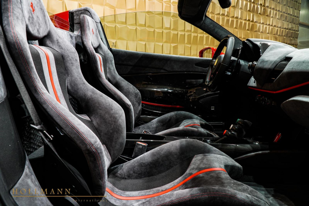 Một số tuỳ chọn có trên chiếc siêu xe mui trần Ferrari 488 Pista Spider đang được chào bán 14,8 tỷ đồng còn có ghế đua bằng sợi carbon và bọc da Alcantara cao cấp, toàn bộ nội thất của xe được bọc da Alcantara với điểm nhấn là chỉ khâu màu đỏ cùng với đó là nhiều chi tiết bằng sợi carbon.