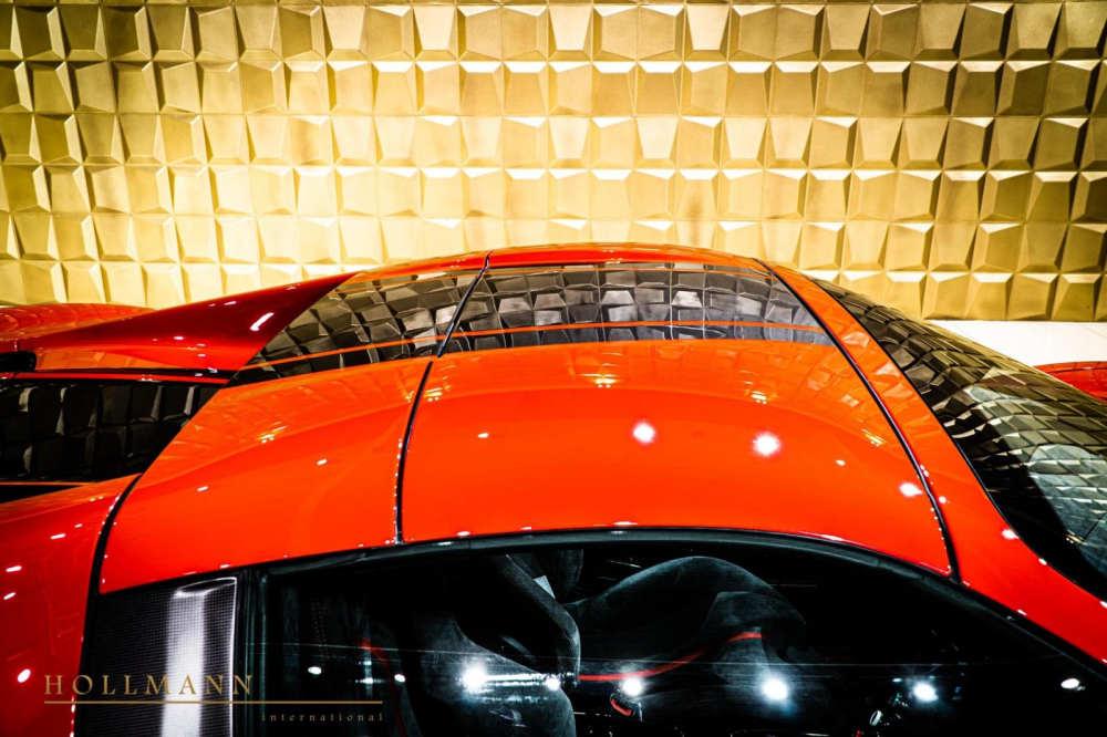 Chiếc siêu xe Ferrari 488 Pista Spider được rao bán gần gấp đôi với giá xuất xưởng chỉ mới lăn bánh tổng cộng quãng đường dài 80 km. Xe mang ngoại thất màu đỏ Rosso Corsa với điểm nhấn là sọc màu đen cỡ lớn chạy dài từ nắp capô lên trần và ra phía sau xe.