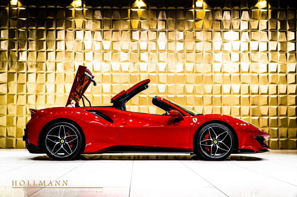 Hãng Ferrari cũng cố gắng mang đến trọng lượng lý tưởng nhất cho 488 Pista Spider và điều đó thể hiện qua cân nặng của xe chỉ dừng ở con số 1.380 kg, nặng hơn 100 kg so với bản Coupe. Điểm khác biệt so với Ferrari 488 Pista chính là việc mái nhà của phiên bản mui trần có thể đóng hoặc mở trong thời gian 14 đến 16 giây. Hãng siêu xe Ý cũng trang bị thêm một kính chắn gió đặt phía sau để tránh tiếng ồn lọt vào khoang lái.