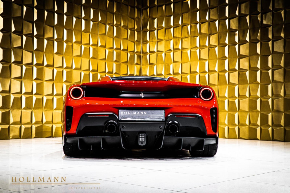  Ở thị trường Mỹ, siêu xe mui trần của Ferrari 488 Pista được chào bán chỉ 350.050 đô la, tương đương 8,13 tỷ đồng. Rõ ràng, giá xe Ferrari 488 Pista Spider hàng lướt của đại lý ở Đức cao hơn mức giá xuất xưởng của xe khoảng 6 tỷ đồng. Mức giá bán này khiến không ít cộng đồng mê xe đặt ra câu hỏi phải chăng có sự tiếp tay để nâng giá trị những chiếc Ferrari 488 Pista Spider đã qua sử dụng lên nhằm bán kiếm lời khủng.