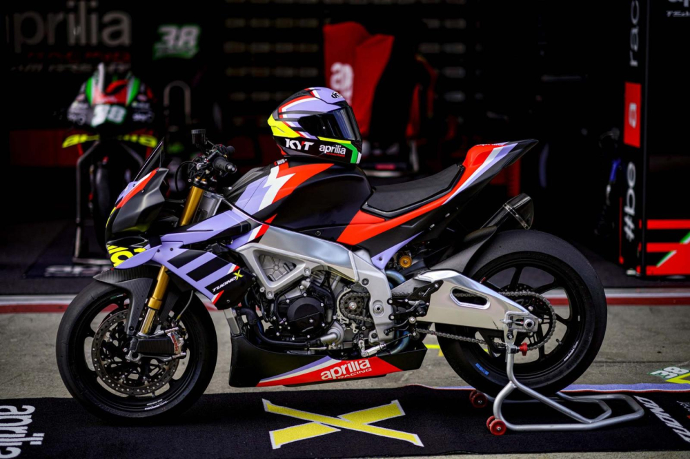 Khách hàng mua xe Aprilia Tuono V4 X sẽ được tặng kèm mũ bảo hiểm fullface KYT NX Khách hàng mua xe Aprilia Tuono V4 X sẽ được tặng kèm mũ bảo hiểm fullface KYT NX