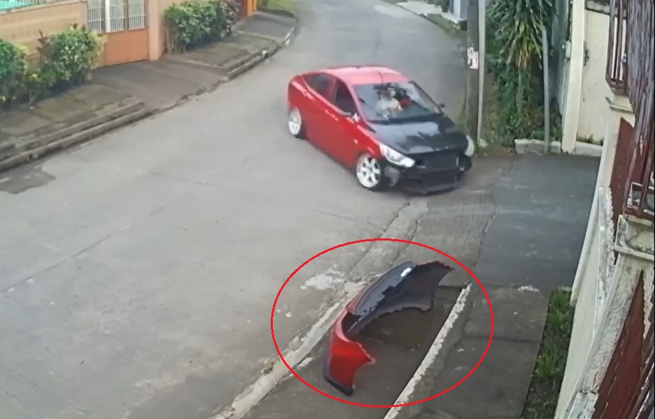 Cản trước của chiếc Hyundai Accent độ gầm thấp bị tháo ra trước khi xe lên dốc Cản trước của chiếc Hyundai Accent độ gầm thấp bị tháo ra trước khi xe lên dốc