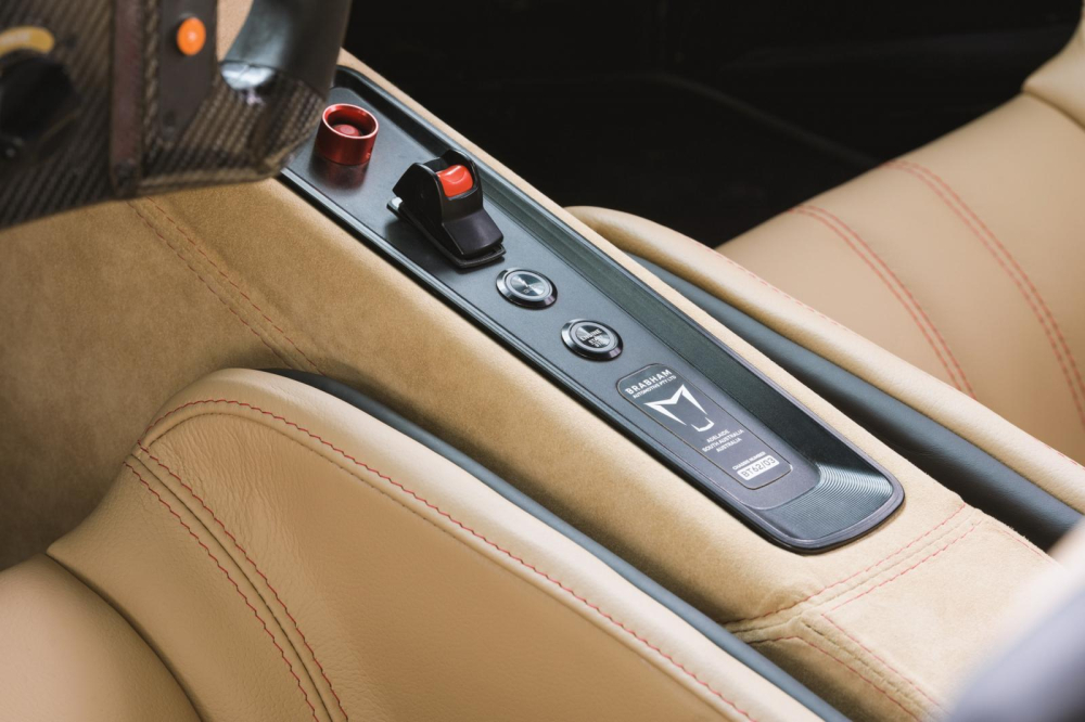 Cụm điều khiển trung tâm của Brabham BT62R Cụm điều khiển trung tâm của Brabham BT62R