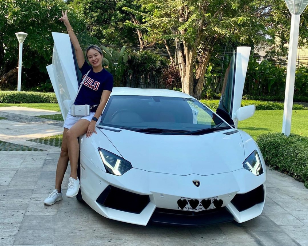 Nhưng chủ nhân còn có dàn siêu xe rất đáng nể, trong ảnh là Lamborghini Aventador LP700-4