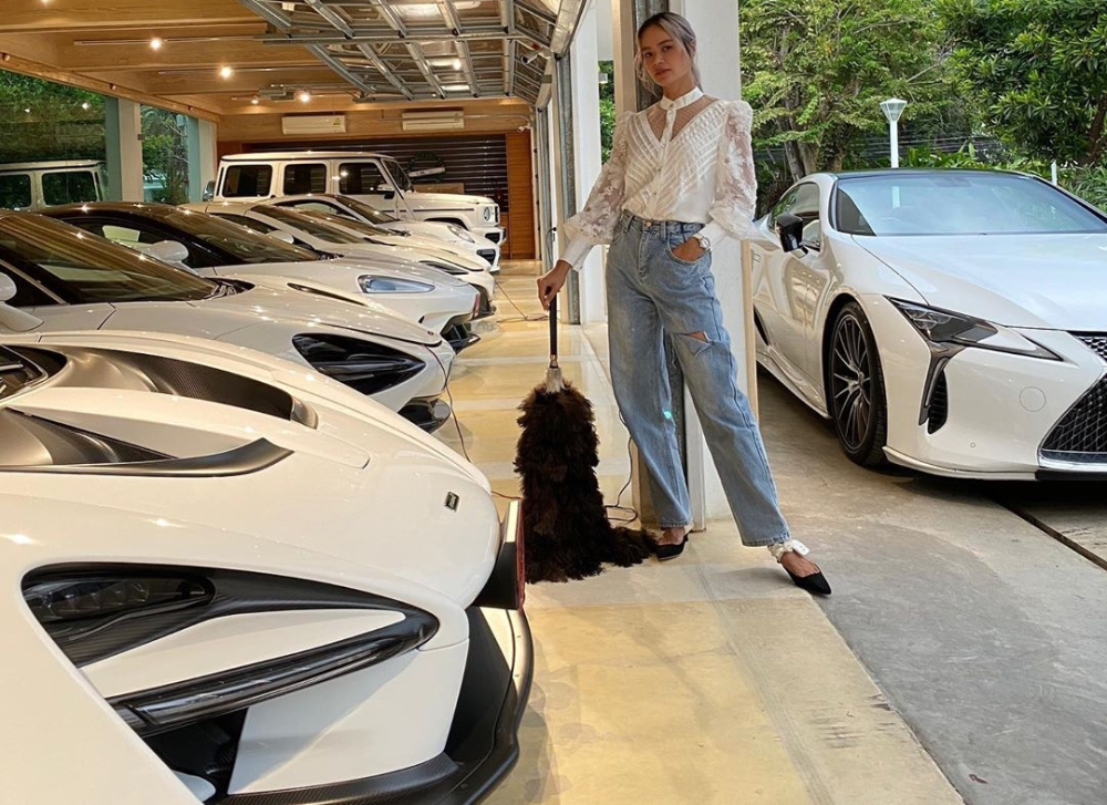 Trong garage này còn lấp ló có một chiếc Lexus LC500 và McLaren 650S Spider