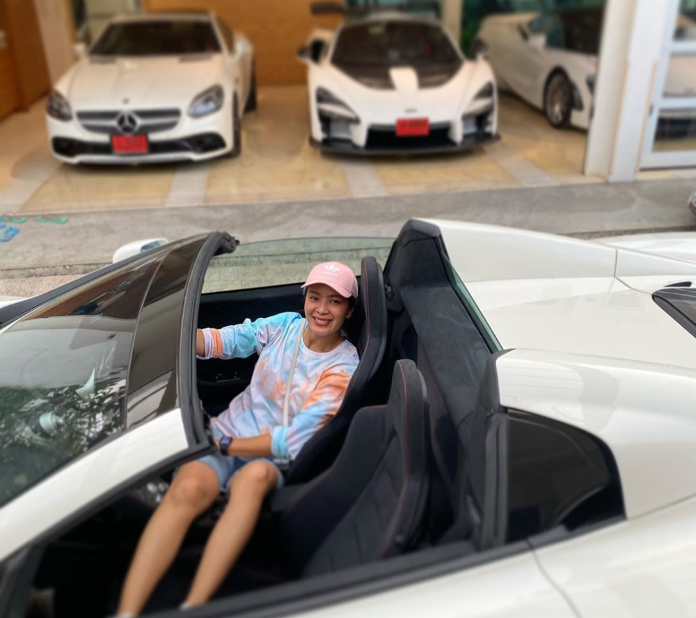Vợ của chủ nhân chiếc McLaren Senna màu trắng trong khoang lái McLaren 650S Spider