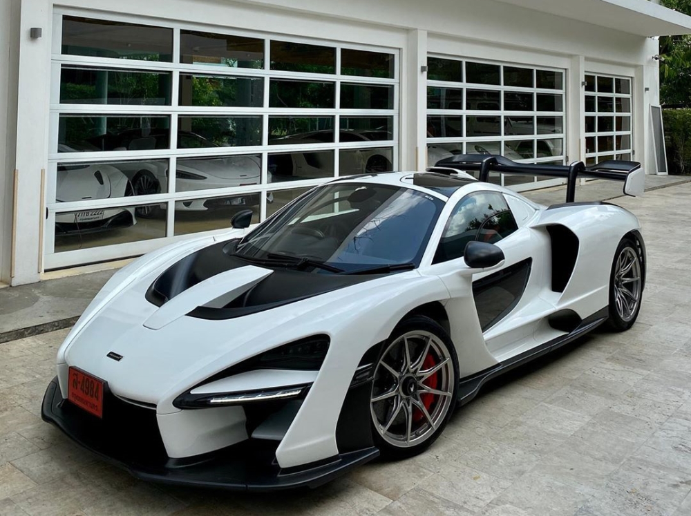 McLaren Senna đỗ ngoài và trong garage là những siêu xe như McLaren 720S, McLaren GT, Lamborghini Aventador, Porsche 911 cùng Mercedes-AMG G63