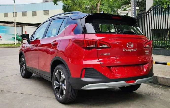 Phía sau của Trumpchi GS3 Power có cụm đèn hậu lớn, ống xả giấu kín phía dưới Phía sau của Trumpchi GS3 Power có cụm đèn hậu lớn, ống xả giấu kín phía dưới