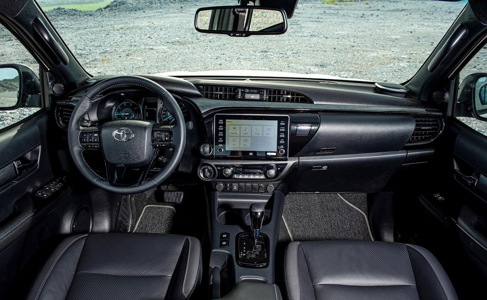 Không gian nội thất bên trong Toyota Hilux với màn hình cảm ứng ở vị trí trung tâm