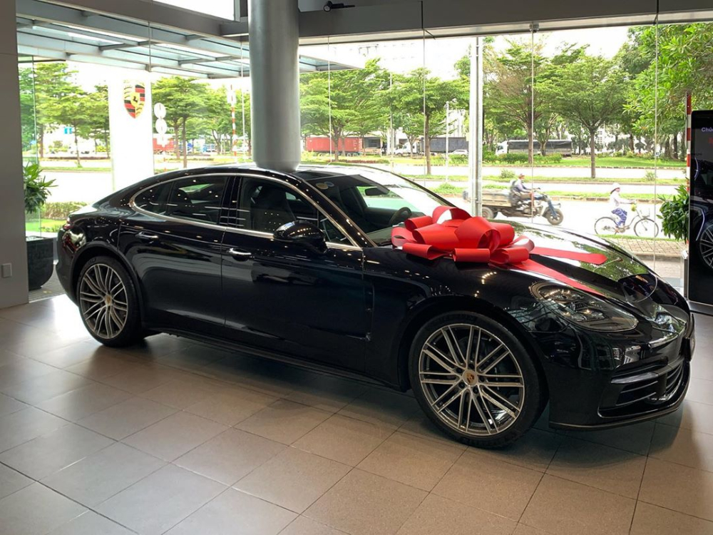 Còn đây là chiếc xe Porsche Panamera mà bạn thân Matt Liu chọn mua Còn đây là chiếc xe Porsche Panamera mà bạn thân Matt Liu chọn mua