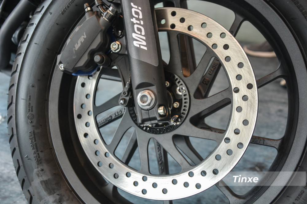 Honda trang bị cho Rebel 500 cặp phanh đĩa trước có đường kính 296 mm và phía sau cũng dạng đơn có đường kính 240 mm.